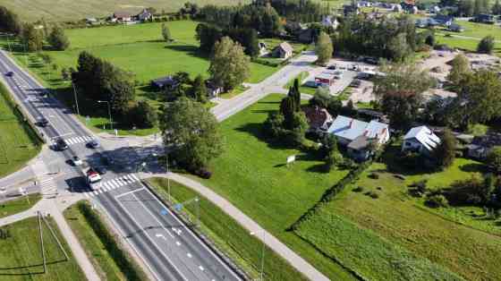 Zemes gabals Siguldā.  Zemes gabals izvietots A2 šosejas malā; Jauktas centra apbūves teritorija (JC Sigulda