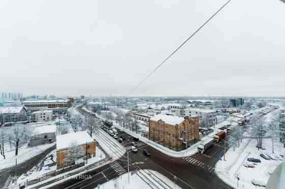 Birojs ar panorāmas skatu Ganību dambī 36.  + 1 telpa. + Logi divās telpās pusēs. + Lamināta grīda.  Рига