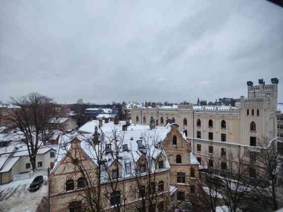 Studija / dzīvoklis / birojs ar 2 plašām istabām.   + Viena istaba ap 70 kvm, otra 40 kv. + Virtuve. Rīga