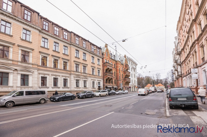 Gaišs birojs ar balkonu Rīgas Klusajā centrā.  Ieeja ir no fasādes puses. Kāpņu telpa ir reprezentab Рига - изображение 2