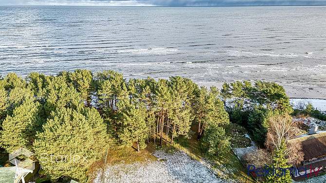 Zilie jūras viļņi šalc tikai 50 metru attālumā, radot nepārspējamu noskaņu šajā Jūrmala - foto 18