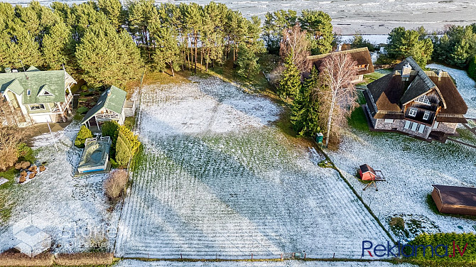 Zilie jūras viļņi šalc tikai 50 metru attālumā, radot nepārspējamu noskaņu šajā Jūrmala - foto 17