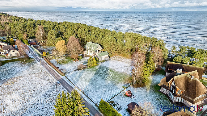 Zilie jūras viļņi šalc tikai 50 metru attālumā, radot nepārspējamu noskaņu šajā Jūrmala - foto 16