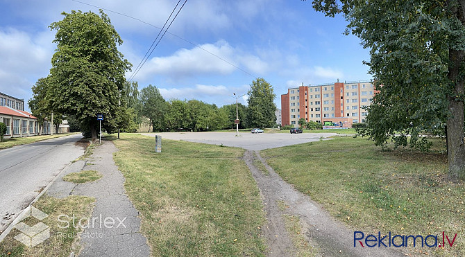 Zilie jūras viļņi šalc tikai 50 metru attālumā, radot nepārspējamu noskaņu šajā Jūrmala - foto 1