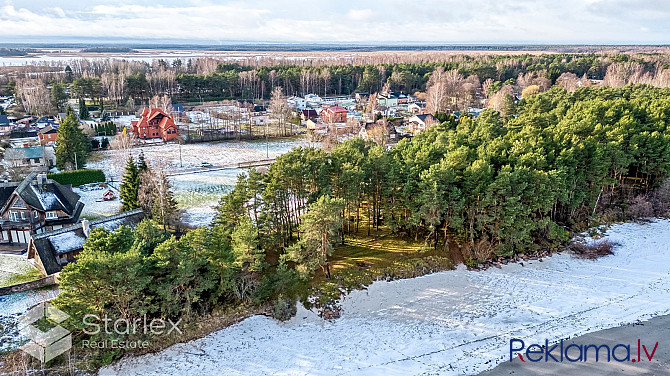 Zilie jūras viļņi šalc tikai 50 metru attālumā, radot nepārspējamu noskaņu šajā Jūrmala - foto 19