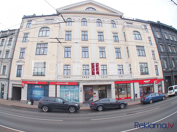 Fasādes māja, renovēta māja, slēgts pagalms, ieeja no ielas, mansards, ir lifts, kāpņu telpa Rīga - foto 17