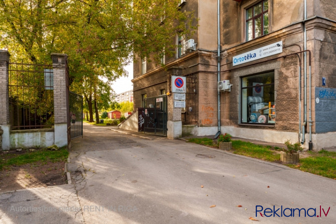 Tiek izīrēts dzīvoklis ar 2 izolētām istabām un atsevišķu virtuvi. Dzīvokļa logi vērsti Rīga - foto 2