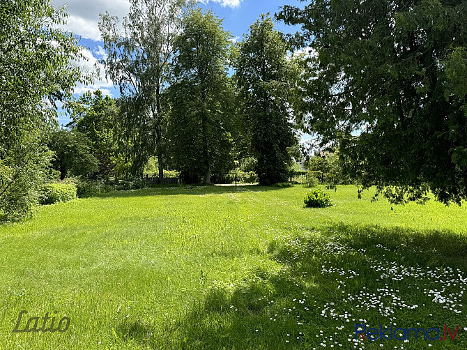 Īpašnieks pārdod lolotu un koptu,  saulainu, plašu taisnstūra formas apbūves zemes gabalu. Jūrmala - foto 1