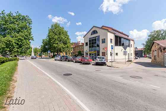 Īpašnieks pārdod pamatīgu celtni pašā Cēsu pilsētas centrā. Ēkai ir 4 atsevišķas ieejas, katrā stāvā Cēsis un Cēsu novads