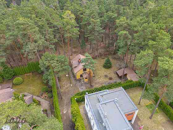 Pārdod māju Bulduros, 500m no jūras un netālu no hotel Lielupe Jūrmalā.
Mājas kopējā patība ir 101m2 Jūrmala