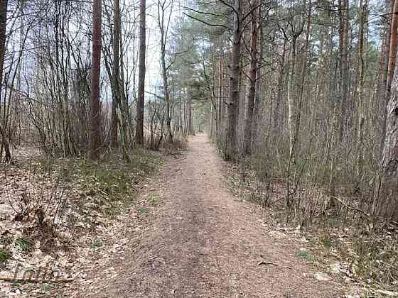 Tiek pārdots ekskluzīvs zemes gabals ļoti skaistā vietā jūras tuvumā savrupmājas būvniecībai.  Vieta Jūrmala