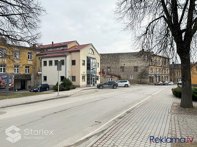 Pārdod biroju ēku Cēsu pilsētas centrā ar dažādām komerciālām pielietošanas iespējām. Cēsis un Cēsu novads - foto 4