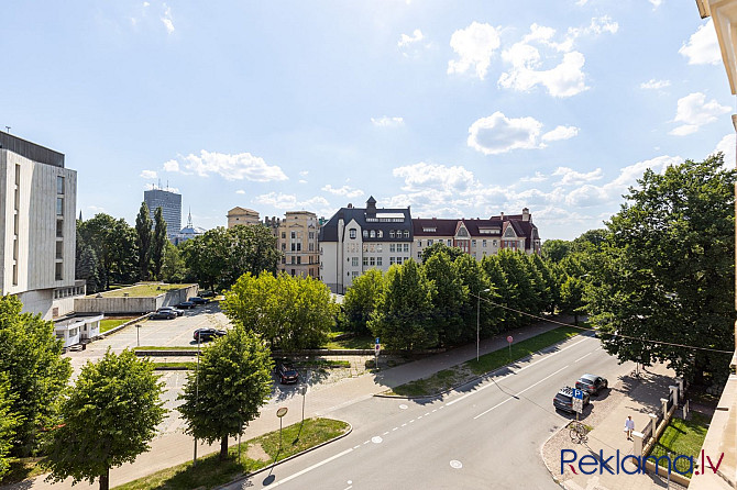 Renovēta Jūgendstila fasādes māja, slēdzama renovēta trepju telpa, diennakts fiziskā Rīga - foto 4