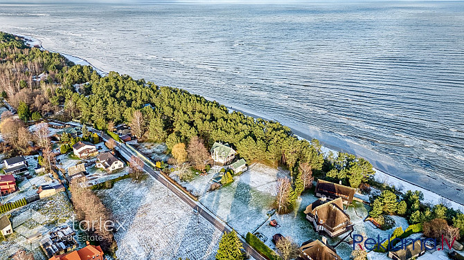 Zilie jūras viļņi šalc tikai 50 metru attālumā, radot nepārspējamu noskaņu šajā Jūrmala - foto 9