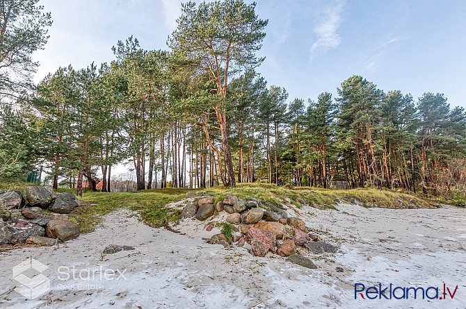 Zilie jūras viļņi šalc tikai 50 metru attālumā, radot nepārspējamu noskaņu šajā Jūrmala - foto 18