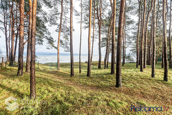 Zilie jūras viļņi šalc tikai 50 metru attālumā, radot nepārspējamu noskaņu šajā Jūrmala - foto 16