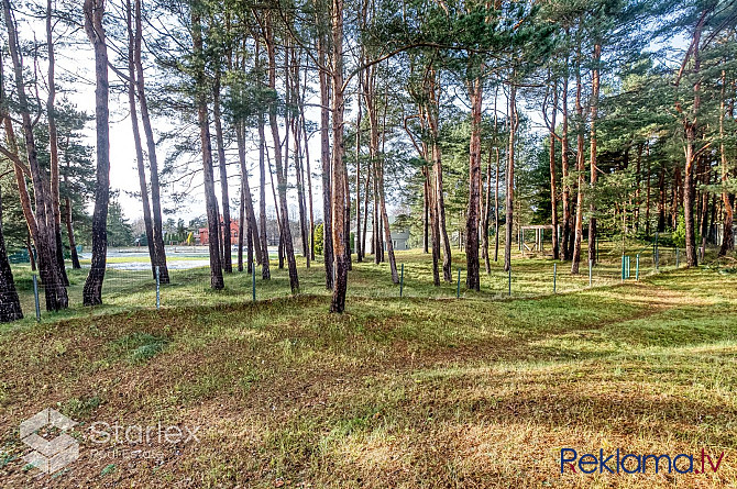 Zilie jūras viļņi šalc tikai 50 metru attālumā, radot nepārspējamu noskaņu šajā Jūrmala - foto 19