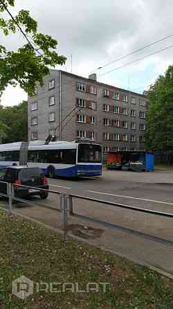 Pārdod 2 istabu dzīvokli Tilta ielā 11/2 Sarkandaugavā 3. trolejbusa galapunktā. Atrodās ķieģeļu ēkā Рига