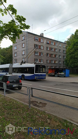 Pārdod 2 istabu dzīvokli Tilta ielā 11/2 Sarkandaugavā 3. trolejbusa galapunktā. Atrodās ķieģeļu ēkā Рига - изображение 6