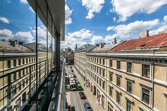 Savrupmāja atrodas Jūrmalā, Asaros. Labi attīstīta infrastruktūrā, blakus atrodas izglītības iestāde Юрмала