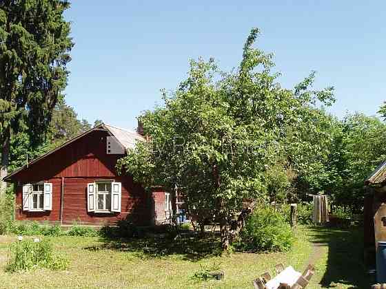 Покрытие крыши из черепицы, фасад с деревянной отделкой, территория обнесена Rīgas rajons