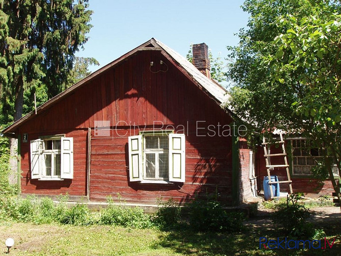 Dakstiņu jumta segums, fasāde ar koka apdari, iežogota teritorija, malkas apkure, iespēja Rīgas rajons - foto 1