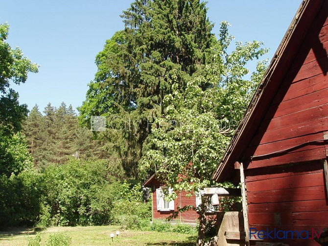 Dakstiņu jumta segums, fasāde ar koka apdari, iežogota teritorija, malkas apkure, iespēja Rīgas rajons - foto 9