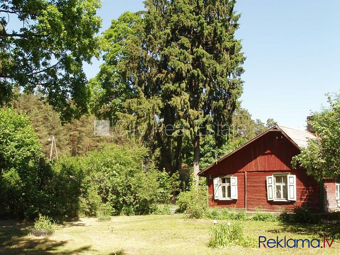 Dakstiņu jumta segums, fasāde ar koka apdari, iežogota teritorija, malkas apkure, iespēja Rīgas rajons - foto 7