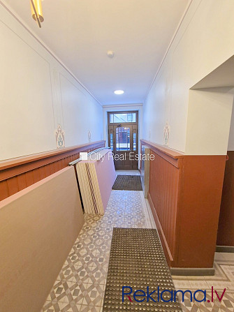 Fasādes māja, renovēta māja, slēgts pagalms, ieeja no ielas, mansards, ir lifts, kāpņu telpa Rīga - foto 16