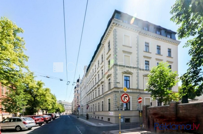 Fasādes māja, renovēta māja, iespēja nomāt autostāvvietu, ieeja no ielas, kāpņu telpa pēc Rīga - foto 10