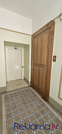 Fasādes māja, renovēta māja, ir lifts, kāpņu telpa pēc kosmētiskā remonta, istabas Rīga - foto 17