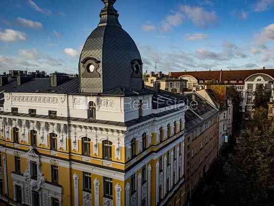 Фасадный дом, реновированный дом, установлены солнечные панели , подземная Рига