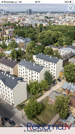 Labiekārtots apzaļumots pagalms, kāpņu telpa pēc kapitālā remonta, mājā mainīta jauna Rīga - foto 12