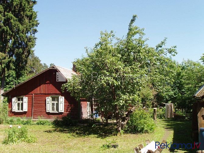 Dakstiņu jumta segums, fasāde ar koka apdari, iežogota teritorija, malkas apkure, iespēja Rīgas rajons - foto 6