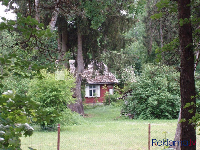 Dakstiņu jumta segums, fasāde ar koka apdari, iežogota teritorija, malkas apkure, iespēja Rīgas rajons - foto 17