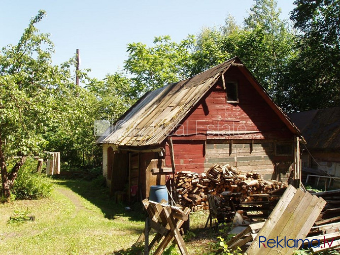 Dakstiņu jumta segums, fasāde ar koka apdari, iežogota teritorija, malkas apkure, iespēja Rīgas rajons - foto 16