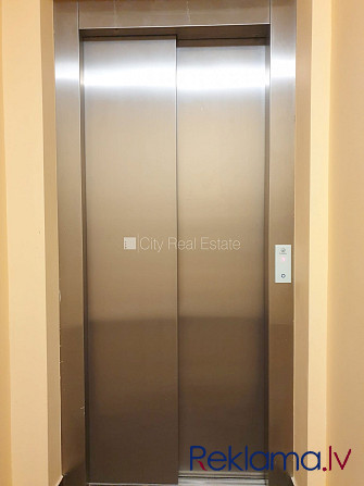 Fasādes māja, renovēta māja, ieeja no ielas, ir lifts, kāpņu telpa pēc kapitālā remonta, Rīga - foto 12