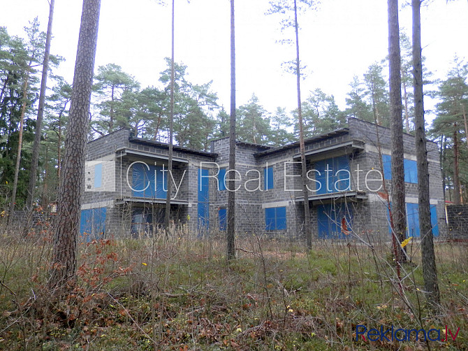 Dvīņu māja, jaunceltne, iežogota teritorija ar koka sētu, apsargāta teritorija, mājā Jūrmala - foto 10