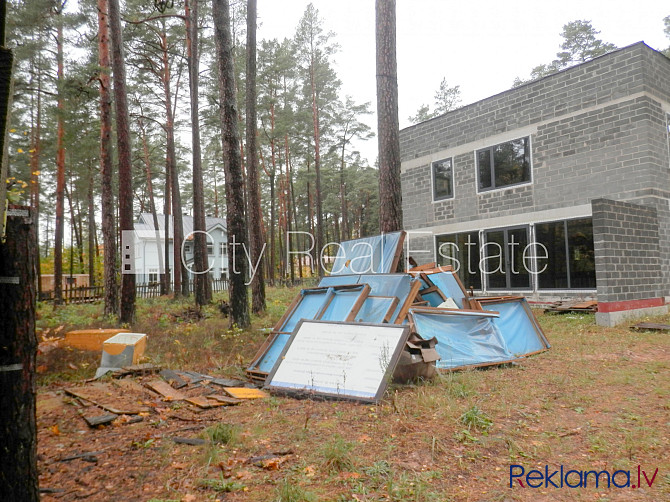 Dvīņu māja, jaunceltne, iežogota teritorija ar koka sētu, apsargāta teritorija, mājā Jūrmala - foto 3