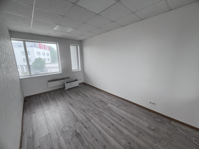 Iznomā nelielas ofisa telpas  1 Izolēta telpa 1 caurstaigājama telpa  Ēkas pagalmā iespējams Rīga - foto 12