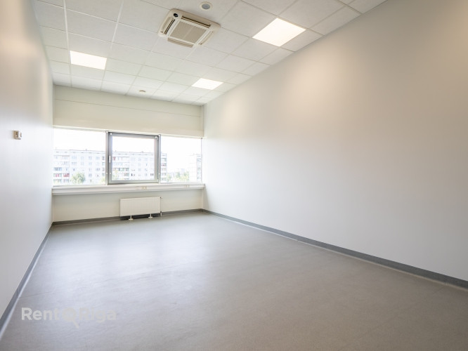 Pieejamas telpas ēkas 4. stāvā, kas piemērojamas medicinas centra vai biroja vajadzībām.  + Rīga - foto 14