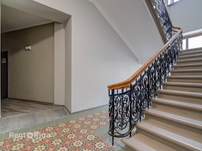 Iegādei pieejams studio tipa dzīvoklis renovēta ēka pašā Rīgas centrā.  Šī ir lieliska Rīga - foto 16