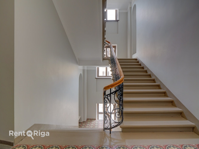 Iegādei pieejams studio tipa dzīvoklis renovēta ēka pašā Rīgas centrā.  Šī ir lieliska Rīga - foto 17
