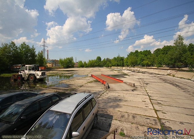 Iežogota teritorija ar dzelzceļa atzaru.   Piedāvājam nomai laukumu 1 000 m2, izklāts ar Rīga - foto 6