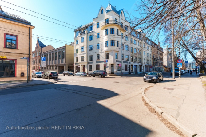 Renovētas pirmskara ēkas 1. stāvs.  Birznieka Upīša un Visvalža ielu krustojums. Rīga - foto 6