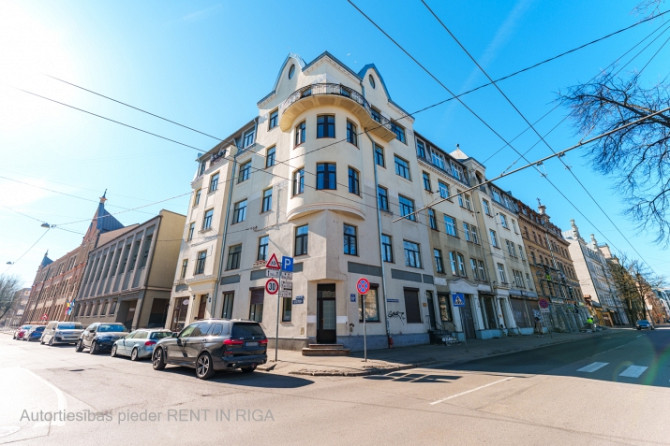 Renovētas pirmskara ēkas 1. stāvs.  Birznieka Upīša un Visvalža ielu krustojums. Rīga - foto 7