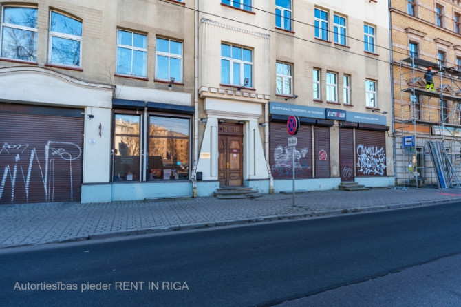 Renovētas pirmskara ēkas 1. stāvs.  Birznieka Upīša un Visvalža ielu krustojums. Rīga - foto 10
