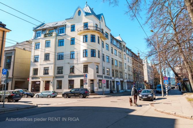 Renovētas pirmskara ēkas 1. stāvs.  Birznieka Upīša un Visvalža ielu krustojums. Rīga - foto 5