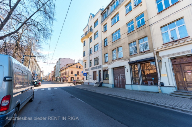 Renovētas pirmskara ēkas 1. stāvs.  Birznieka Upīša un Visvalža ielu krustojums. Rīga - foto 9