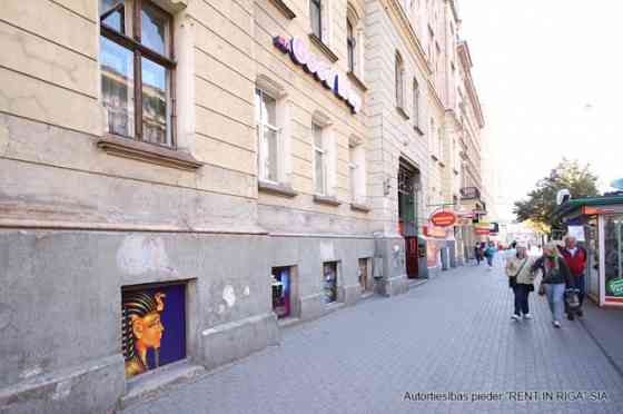 Iznomā tidzniecības telpas centrā, pie "Rīgas cirks".  + Cokolstāvā (5 pakāpieni uz leju).  + Platīb Рига